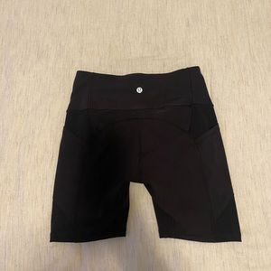 Lululemon biker shorts 6 in with side pockets size 6